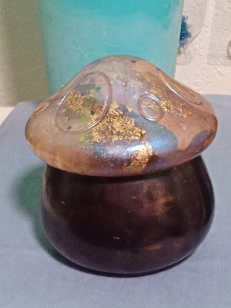 mushroom secrete container
